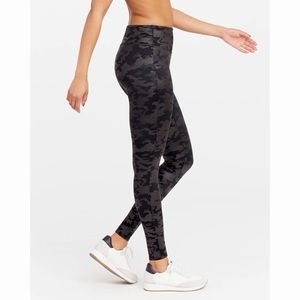 NEW SPANX Matte Black Camo Faux Leather Leggings, Sz. M